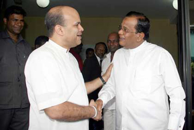 SLFP candidate and former top Minister Milinda Moragoda (left) and UNP’s pick A.J.M.Muzzamil enjoy a friendly and warm moment together after they filed their respective nominations yesterday to contest the polls for the Colombo Municipal Council on 8 October.